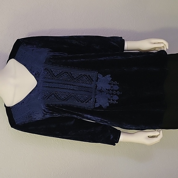 Andree BY UNIT Navy Blue Embroidered V-Neck Velvet Festival Blouse - Picture 3 of 10